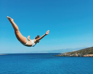 Dive Into Natural Cosmetics With Cliff Diver Ellie Smart